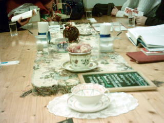 紅茶館テーブル